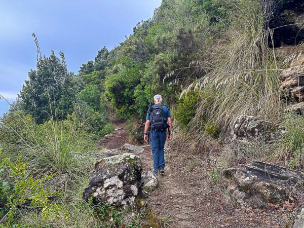 Wanderer unterwegs auf einem Weg im Nationalpark Cilento