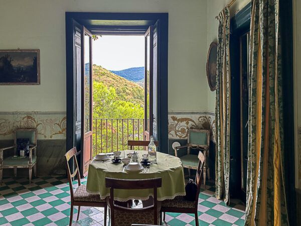 Palazzo Maziotti: Frühstückssalon mit Blick aufs grüne Umland