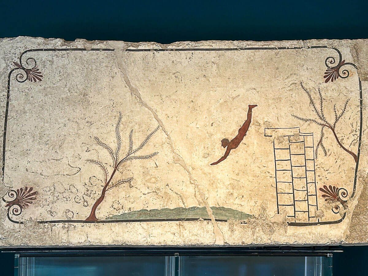 griechische Grabplatte, die einen Mann beim Sprung ins Wasser zeigt