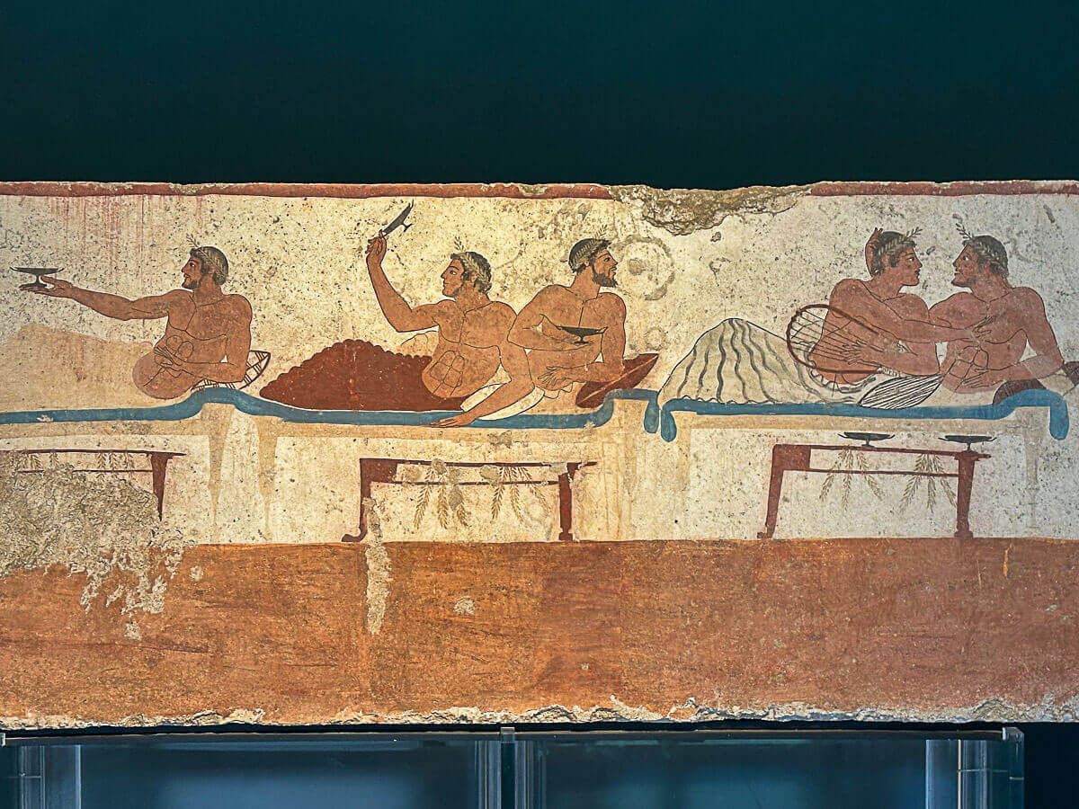 griechische Grabplatte, die Männer beim Essen zeigt