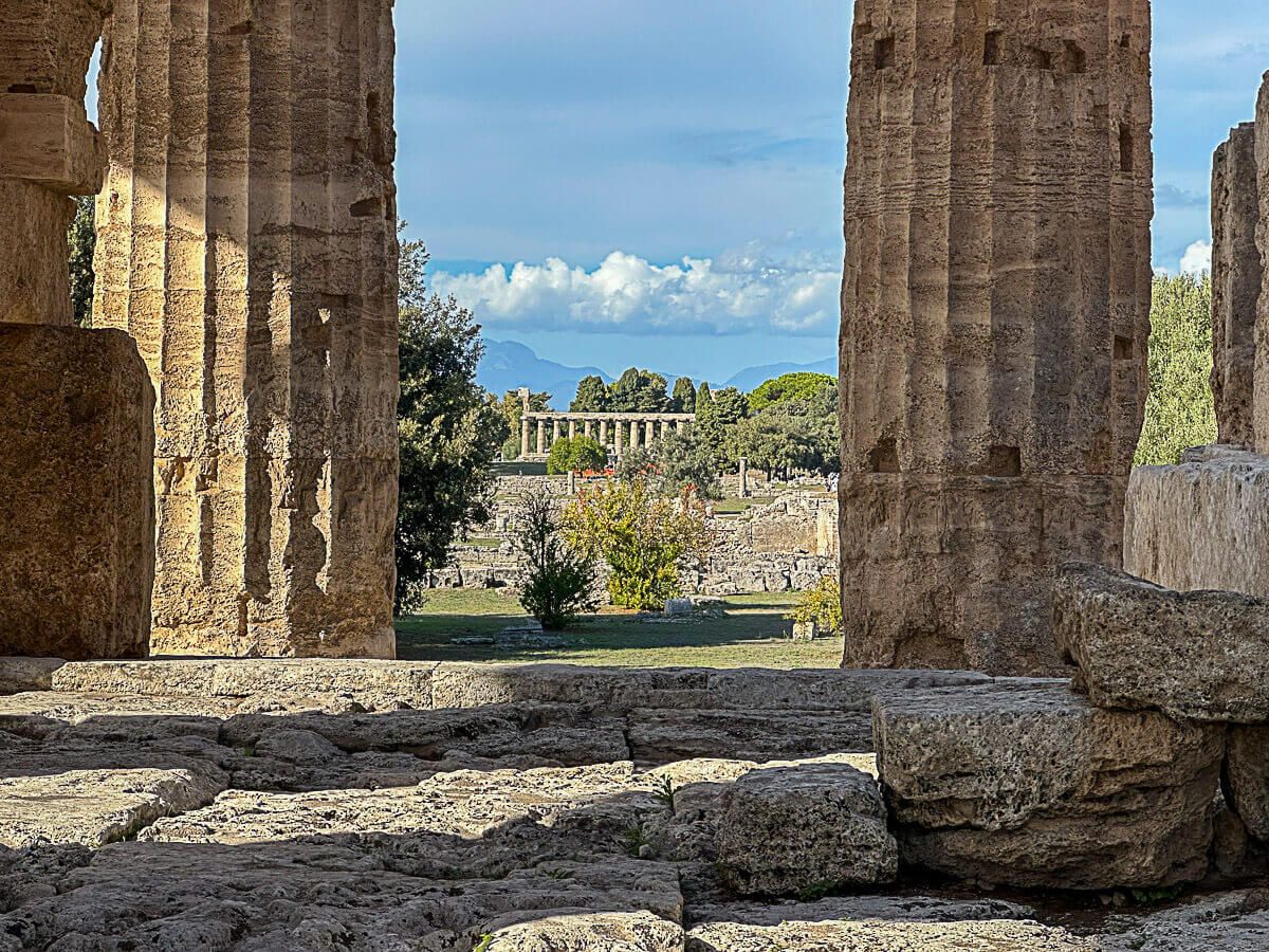 Blick durch die Säulen eines griechischen Tempels zu einem zweiten Tempel