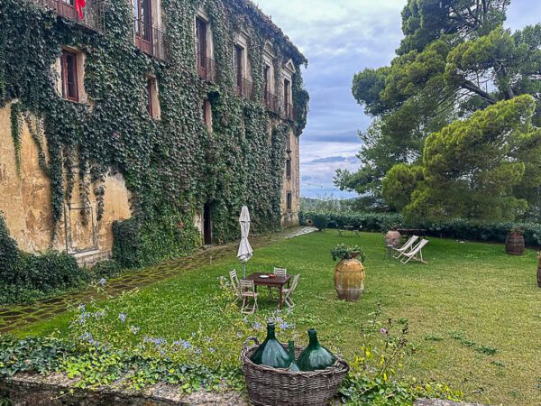 Palazzo Maziotti: herrschaftlicher Garten mit Liegestühlen vor dem efeubewachsenen Palazzo 