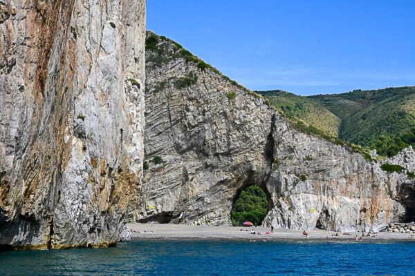 einsamer Strand, umrahmt von Felsen