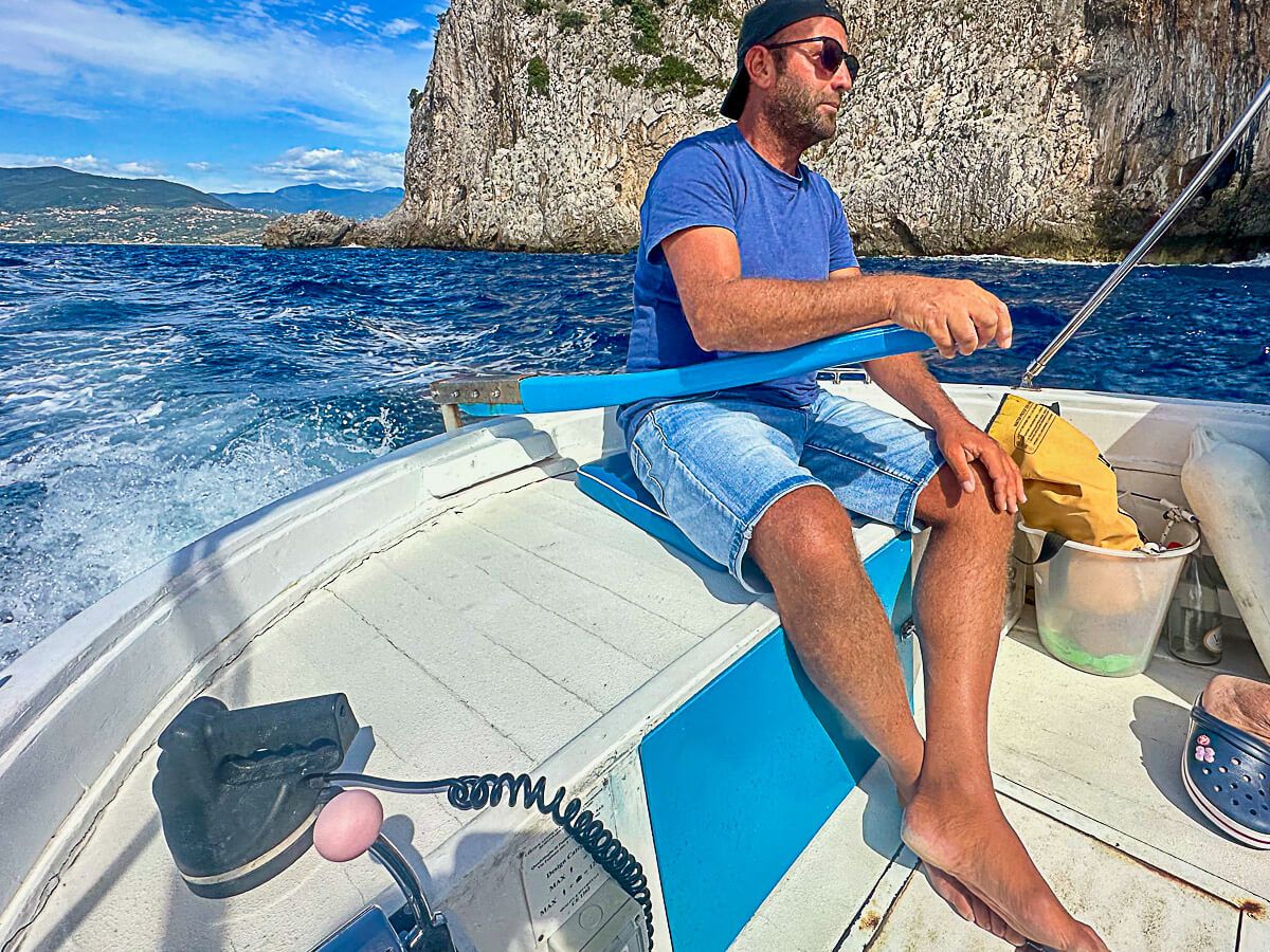 Skipper steuert ein Boot