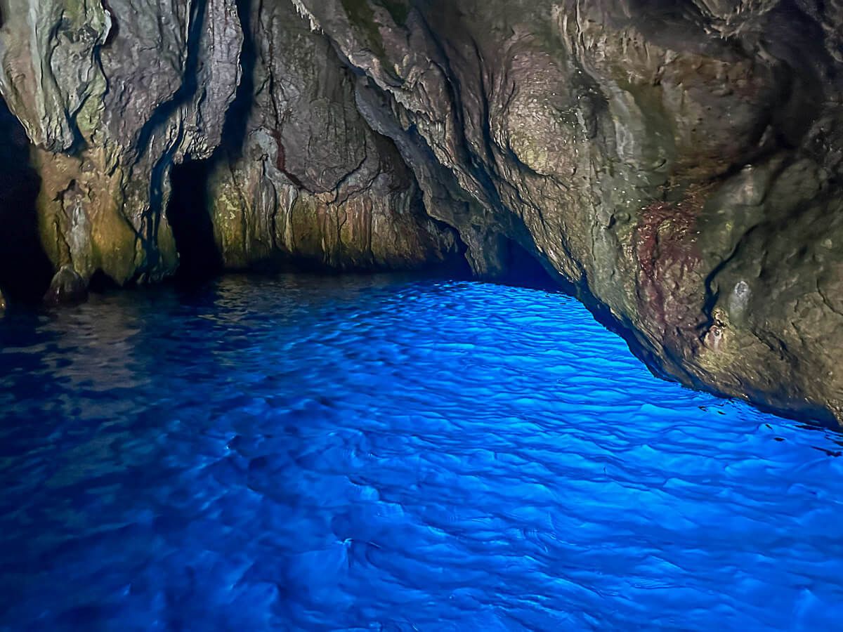 Grotte mit leuchtend blauem Wasser