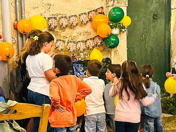 Kinder bei einem Kindergeburtstag. Dekoration mit Luftballons an der Wand