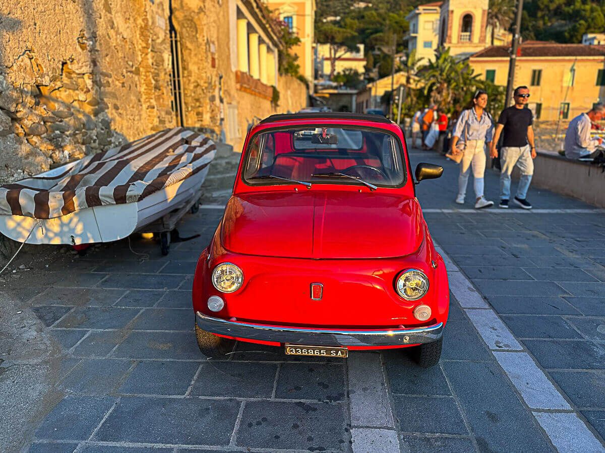 Roter Fiat 500 im Stadtzentrum von Santa Maria
