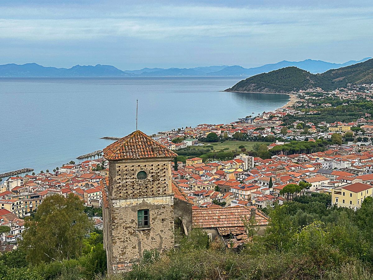 Blick auf einen Ort an der Küste