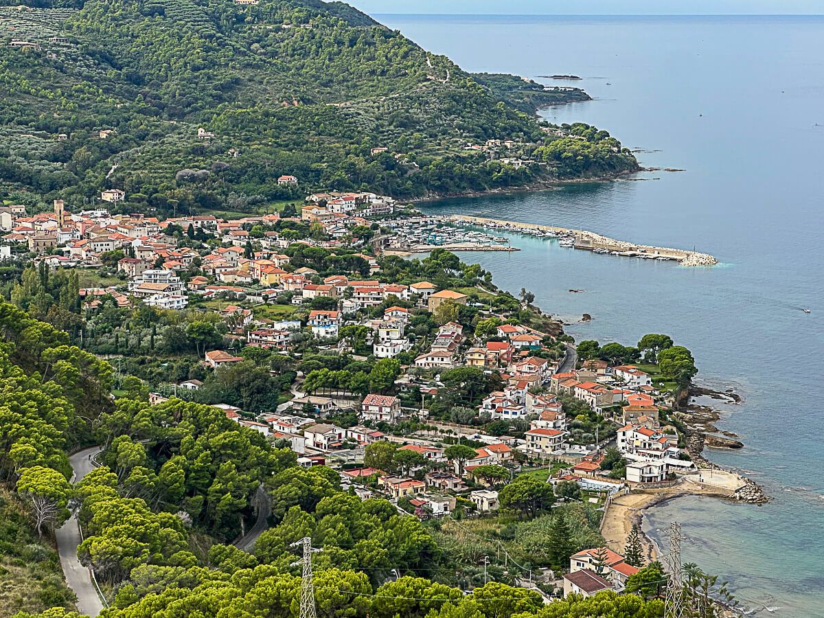 Blick auf einen Ort an der Küste