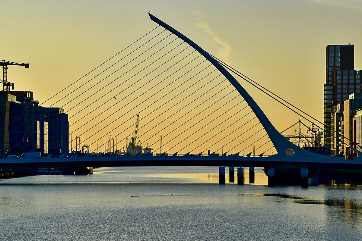 2 Tage Dublin: eine Brücke in Form einer Harfe überspannt den Liffey