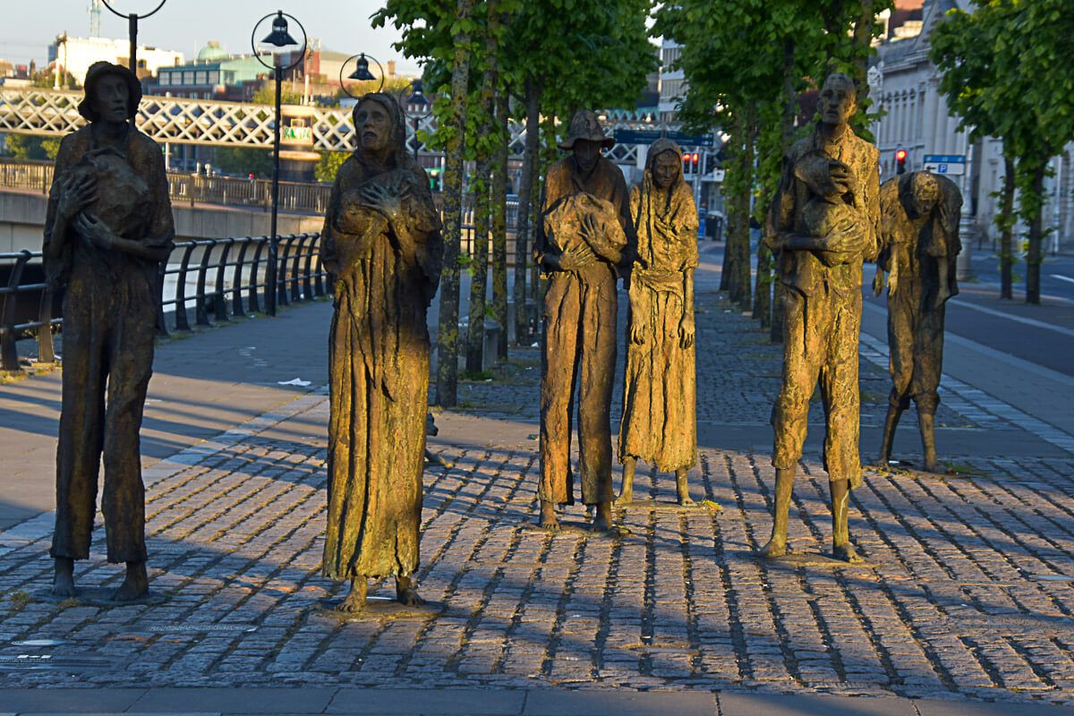 Denkmal für die Opfer der irischen Hungersnot im 19. Jahrhundert zeigt abgemagerte Gestalten