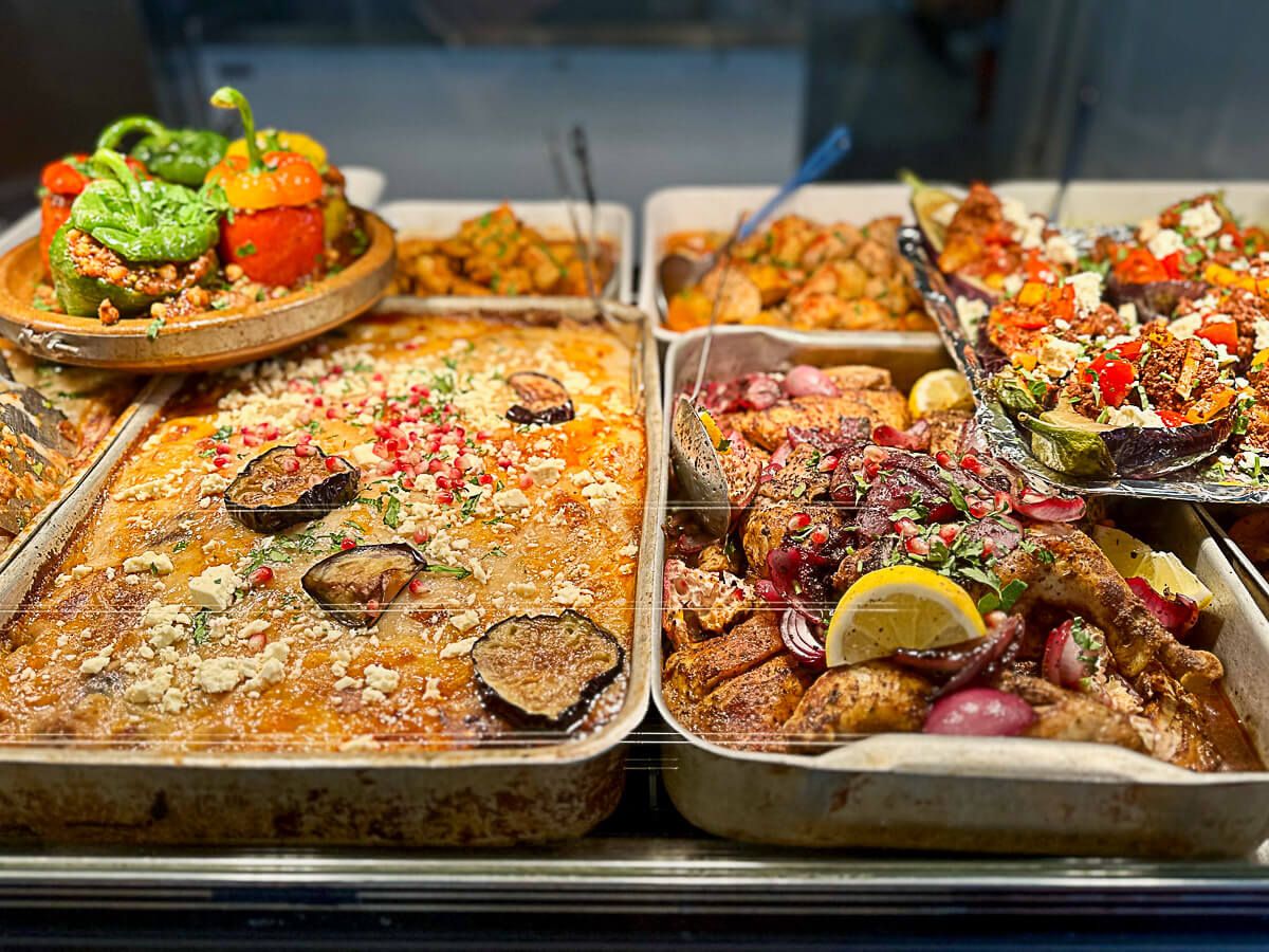 Appetitlich angerichtete orientalische Gerichte im Silk Road Café