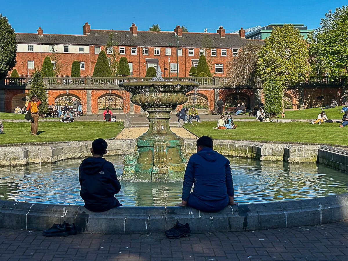 Brunnen vor der Kathedrale inmitten eines belebten Parks