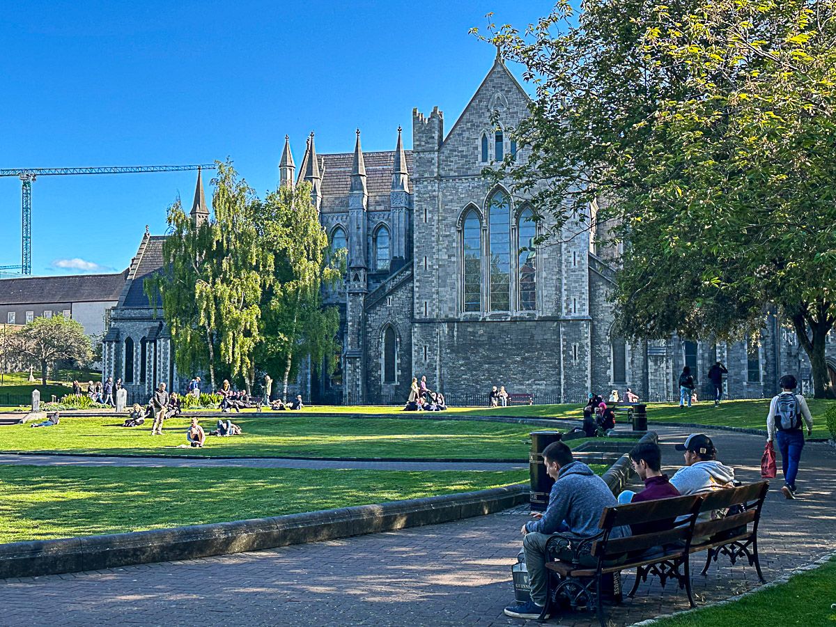 Menschen im Park vor der St Patrick's Cathedral