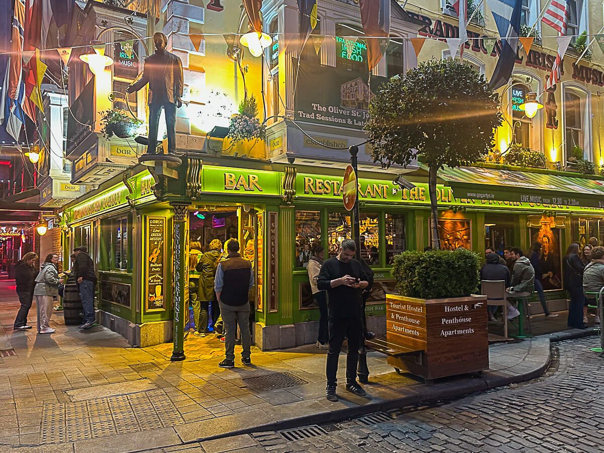 Abendstimmung in Temple Bar mit vielen Menschen vor einem Pub
