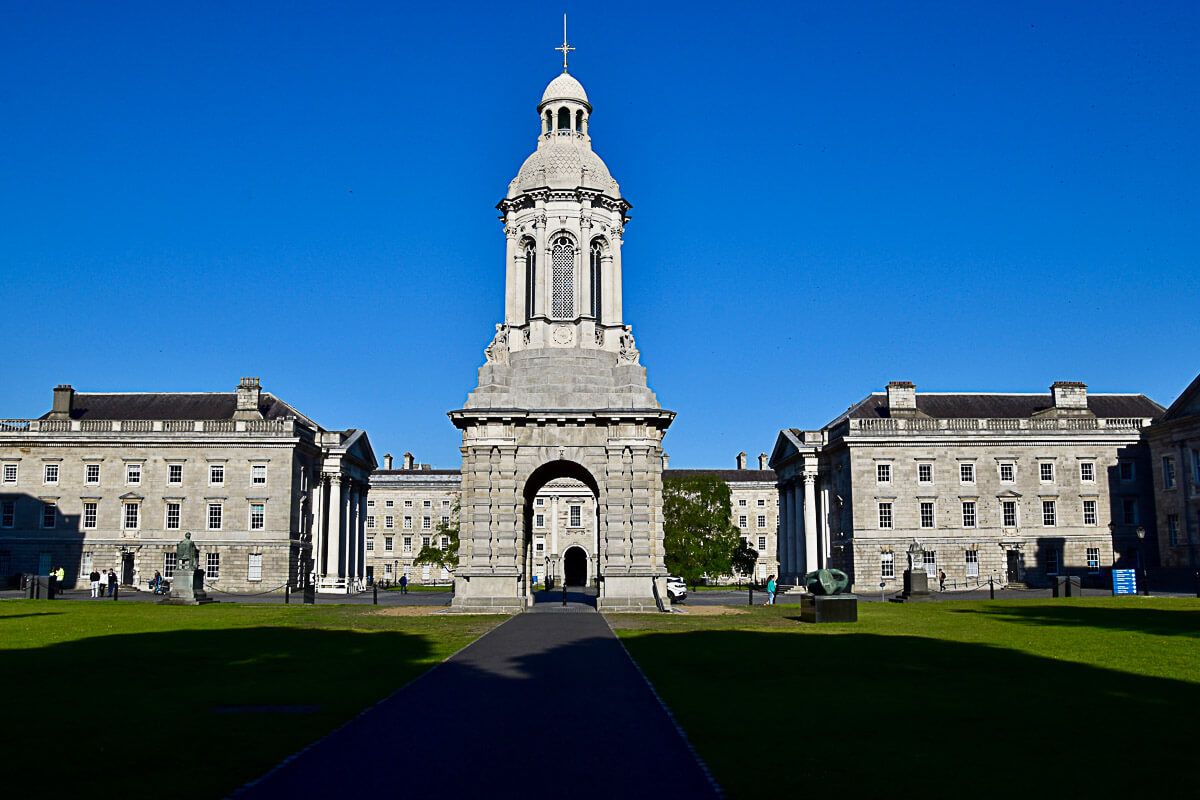 Grauer Turm und angrenzende Gebäude des Trinity College