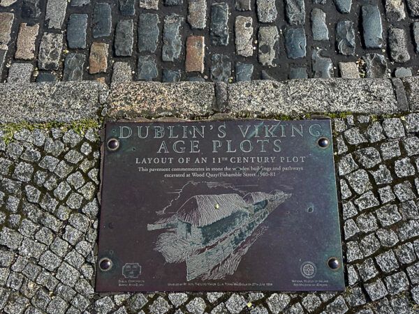 Platte auf dem Boden, die an die Zeit der Wikinger erinnert