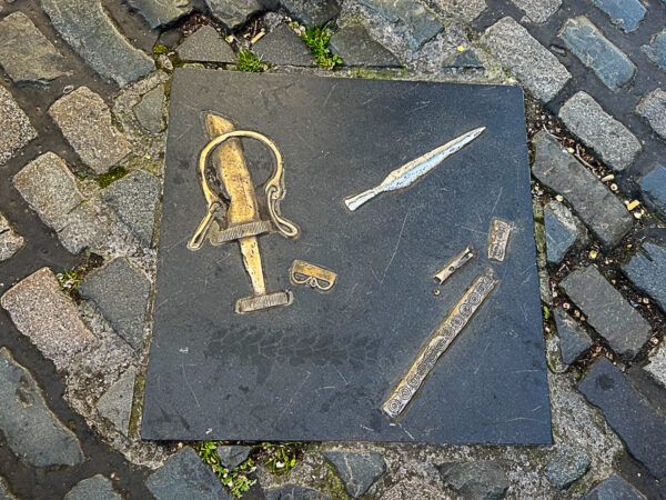 Platte auf dem Boden mit Wikingerfunden