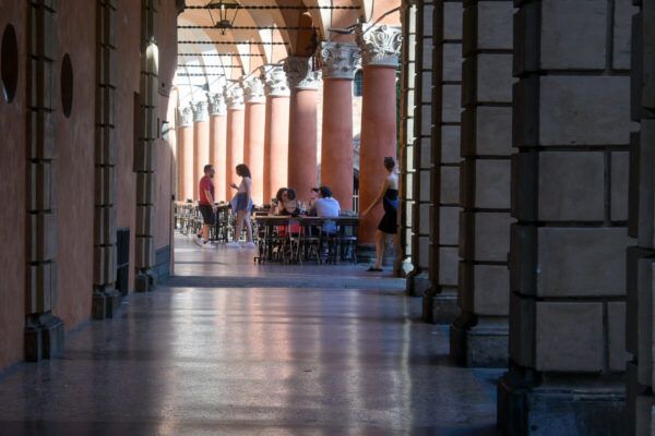 Zwei Stadtperlen der Emilia-Romagna: Sehenswürdigkeiten in Bologna und Ravenna auf der Durchreise 19 Arkadengang mit Café
