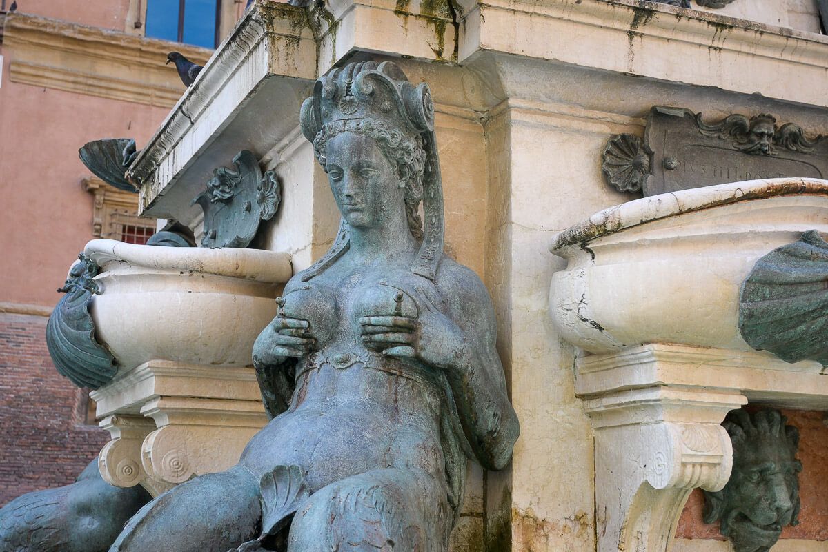 Zwei Stadtperlen der Emilia-Romagna: Sehenswürdigkeiten in Bologna und Ravenna auf der Durchreise 15 Brunnenfigur, aus deren Brüsten Wasser spritzt