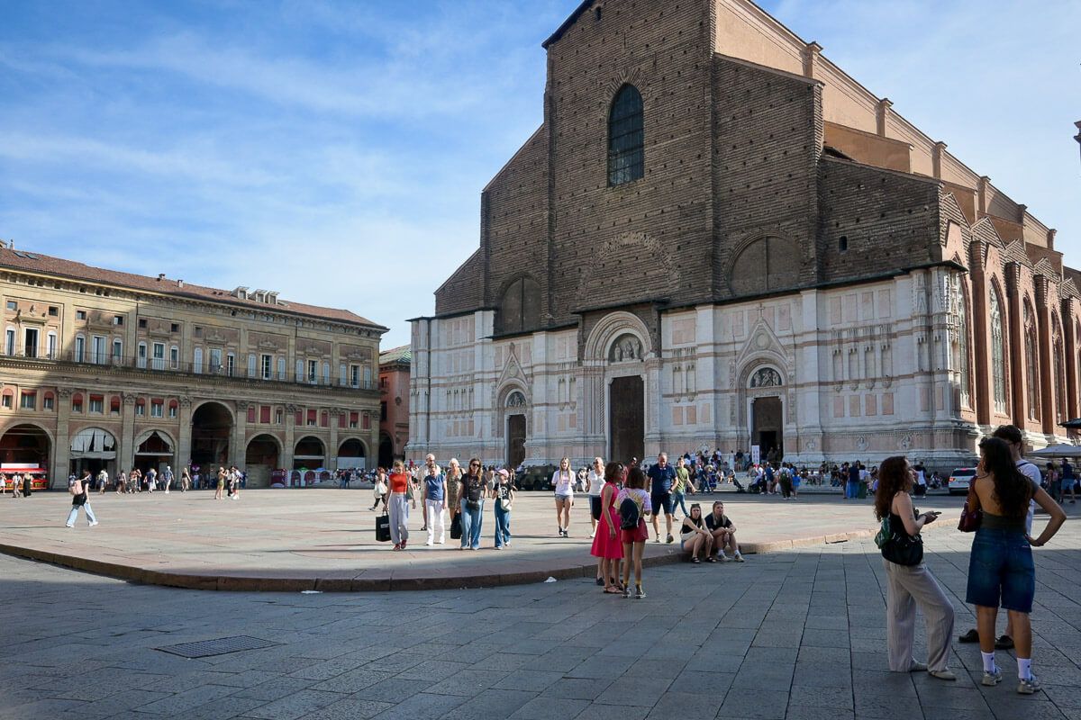 Zwei Stadtperlen der Emilia-Romagna: Sehenswürdigkeiten in Bologna und Ravenna auf der Durchreise 8 Sehenswürdigkeiten in Bologna: Piazza Maggiore mit der Kirche San Pedronio
