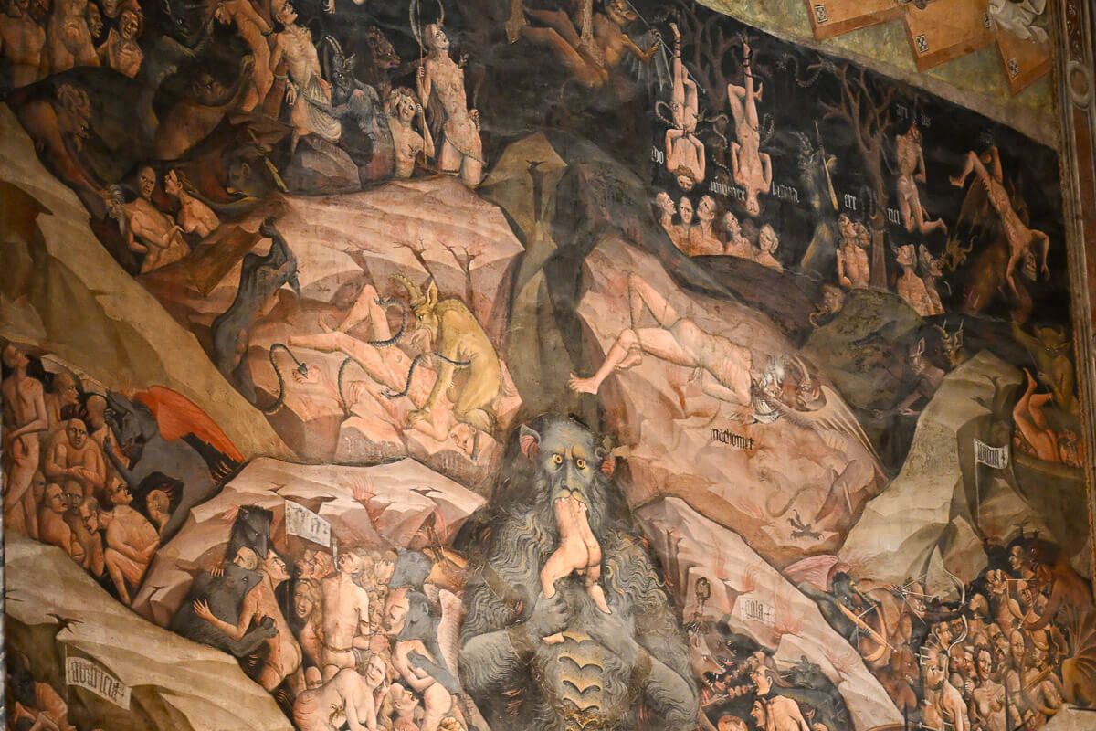 Zwei Stadtperlen der Emilia-Romagna: Sehenswürdigkeiten in Bologna und Ravenna auf der Durchreise 13 Ein Fresko, das die Hölle zeigt