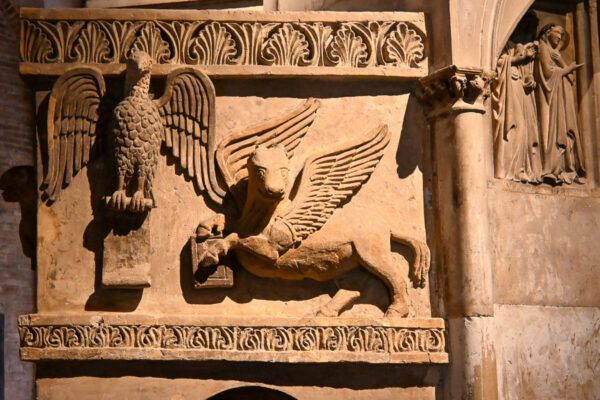 Zwei Stadtperlen der Emilia-Romagna: Sehenswürdigkeiten in Bologna und Ravenna auf der Durchreise 25 schlichter romanischer Kirchenraum mit Darstellung eines geflügelten Löwen