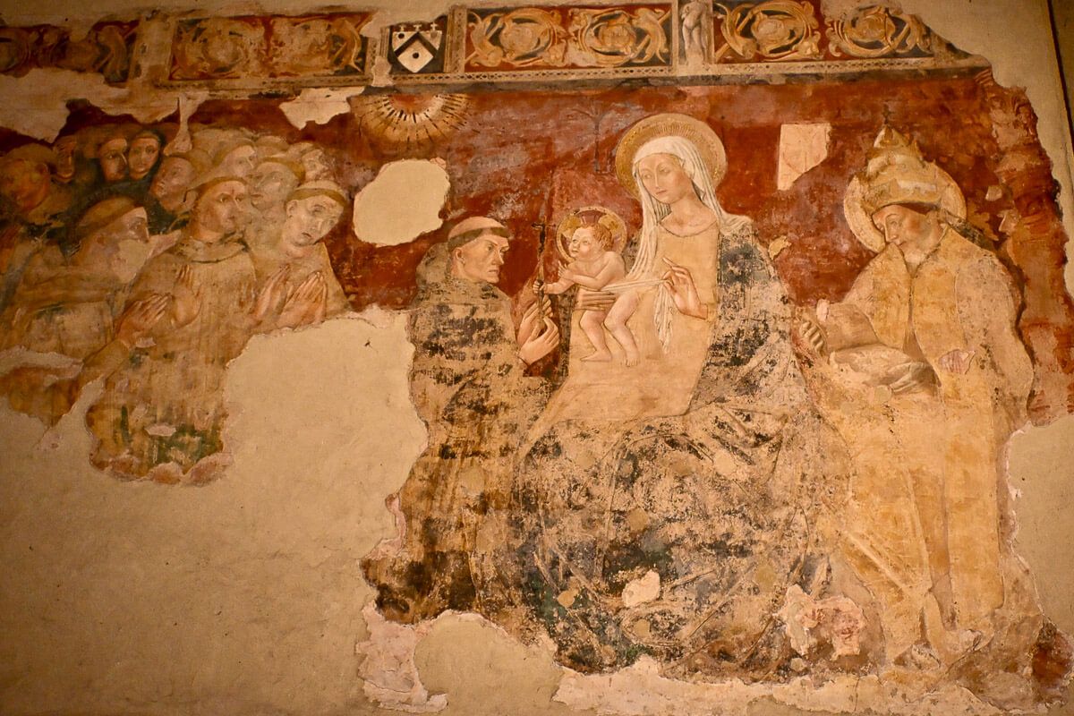 Zwei Stadtperlen der Emilia-Romagna: Sehenswürdigkeiten in Bologna und Ravenna auf der Durchreise 26 abgeblättertes Fresko in einer Kirche