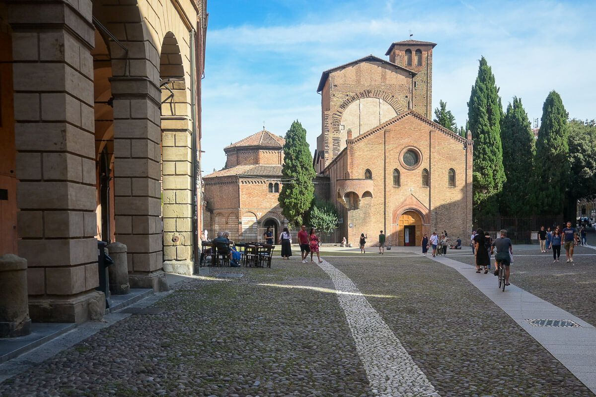 Zwei Stadtperlen der Emilia-Romagna: Sehenswürdigkeiten in Bologna und Ravenna auf der Durchreise 23 Platz, der auf eine romanische Kirche zuführt