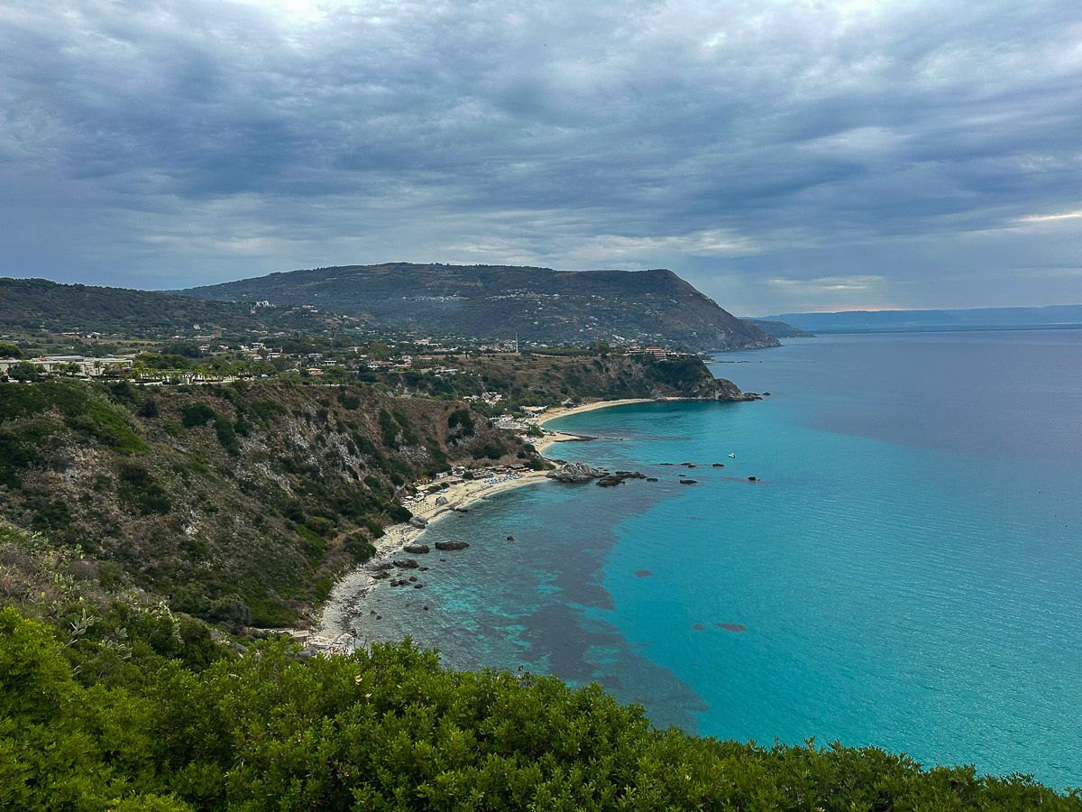 Capo Vaticano mit Blick auf einen Strand an der Küste
