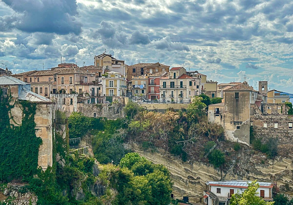 Pizzo: Stadtkulisse an der Felsküste