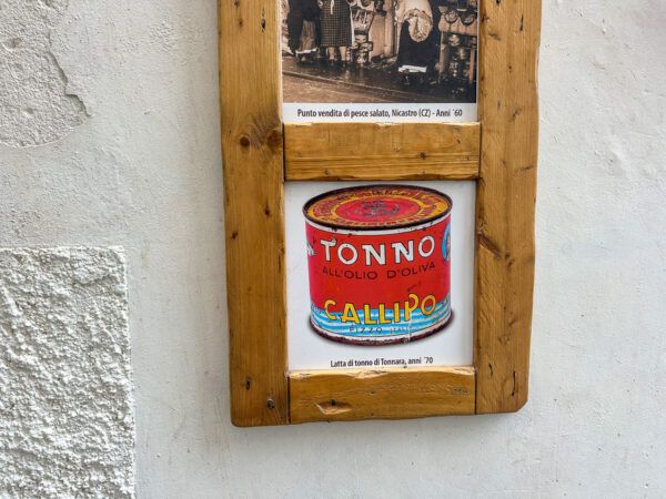 Open-Air-Galerie mit historischen Fotos aus der Ära des Tunfischfangs