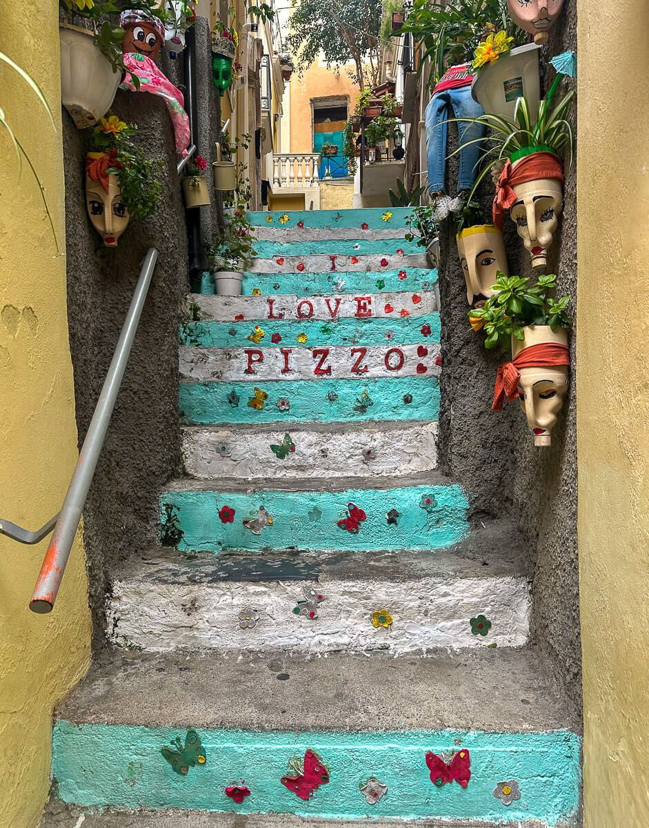 Pizzo: Gasse mit bunten Stufen und der Aufschrift "I love Pizzo"