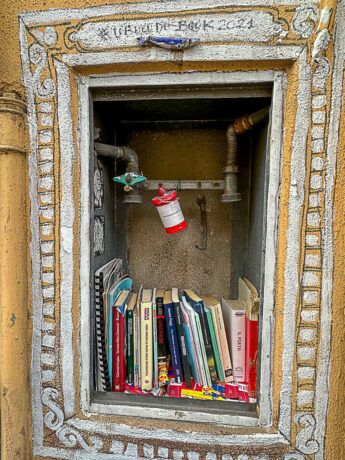 Pizzo: Bücherschrank in einer Nische im Stadtzentrum