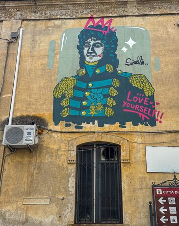 Pizzo: Mural, das einen General zeigt