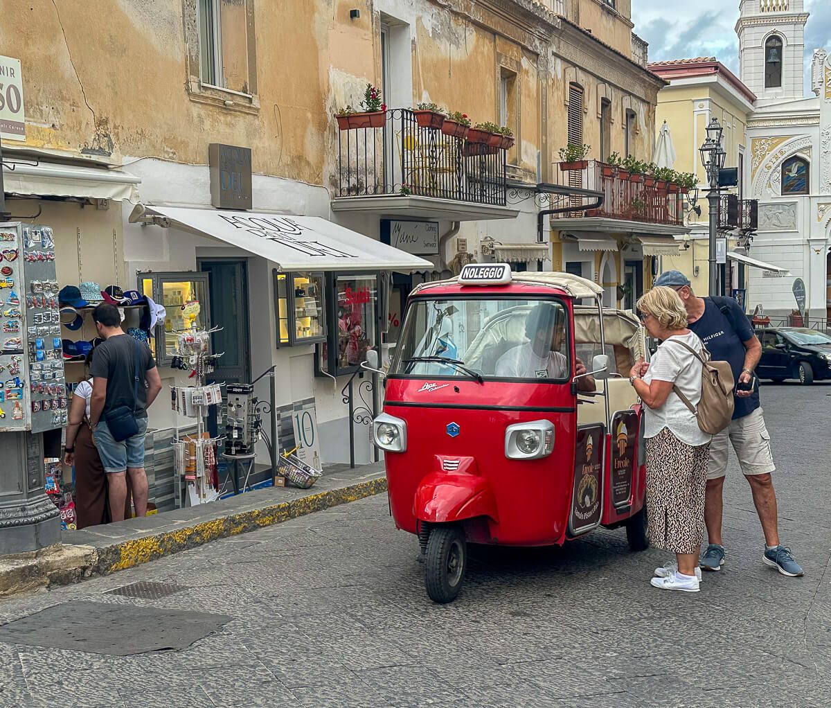 Pizzo: Ape-Taxi mit Kunden
