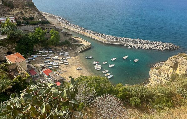 Highlights in Kalabrien: Eine kleine Sandbucht in Pizzo, vor der ein paar Fischerboote ankern