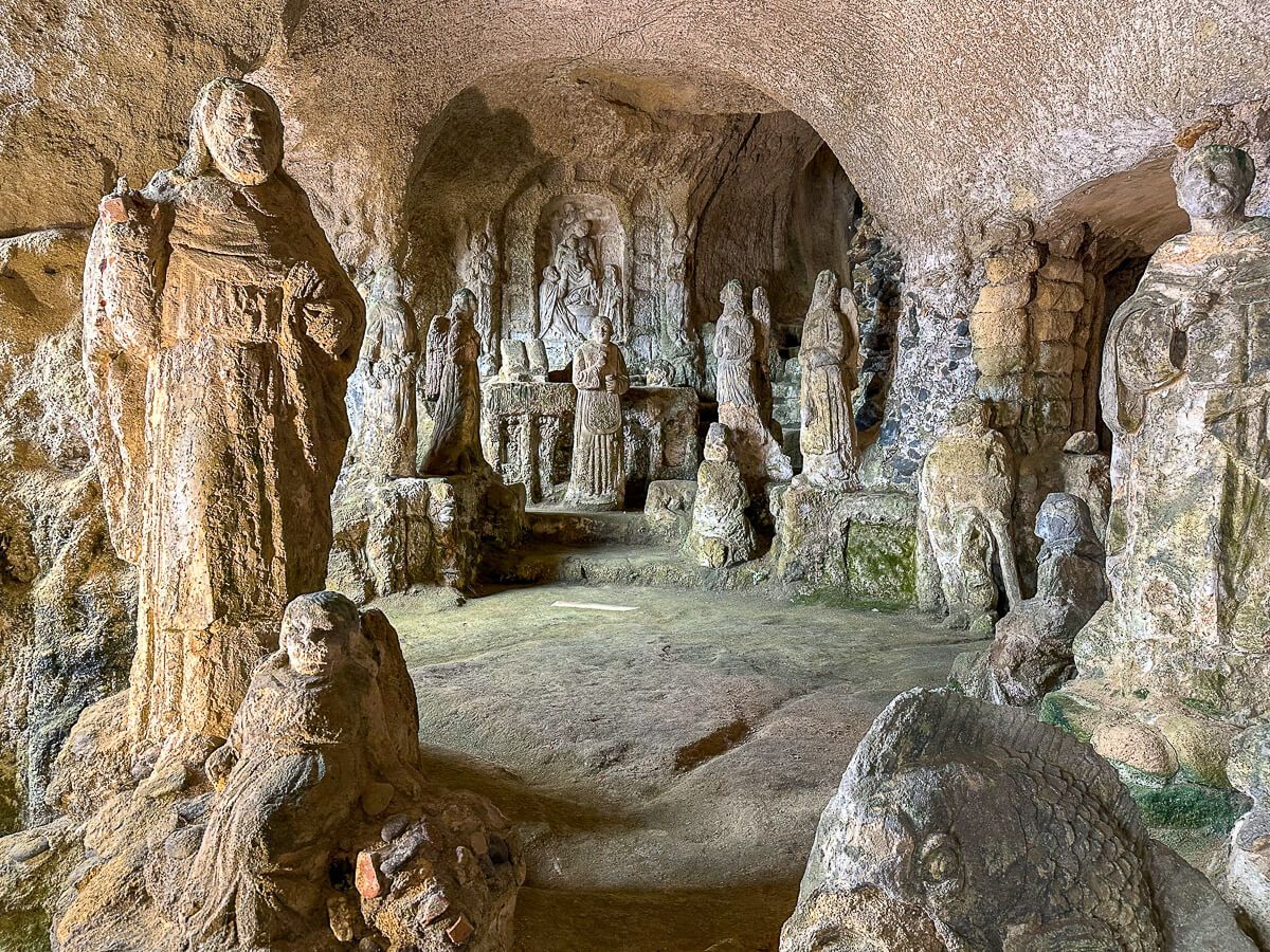 Felsenkirche mit aus dem Stein gehauenen Figuren