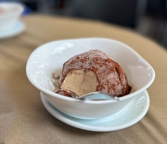 Eisspezialität Tartufo in einer Schale