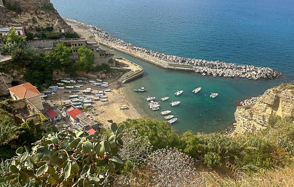 Pizzo: Strandbucht mit Booten