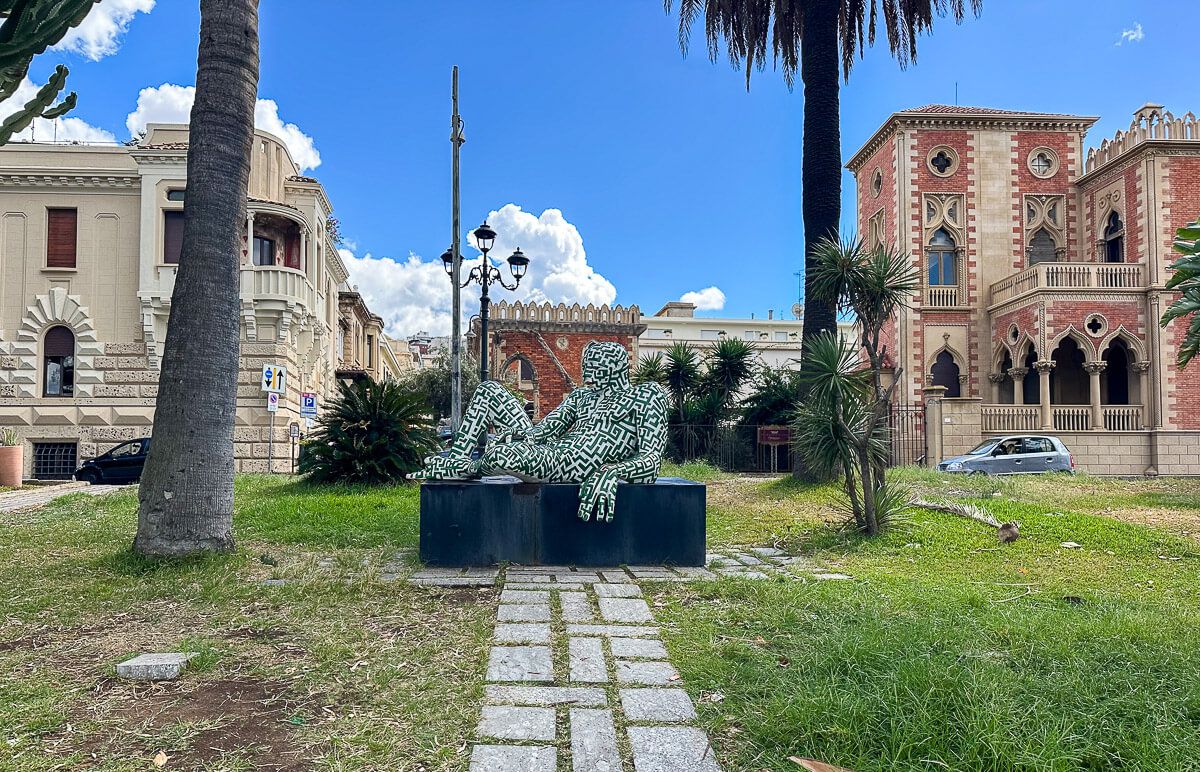Moderne Skulptur zwischen zwei historischen Palazzi