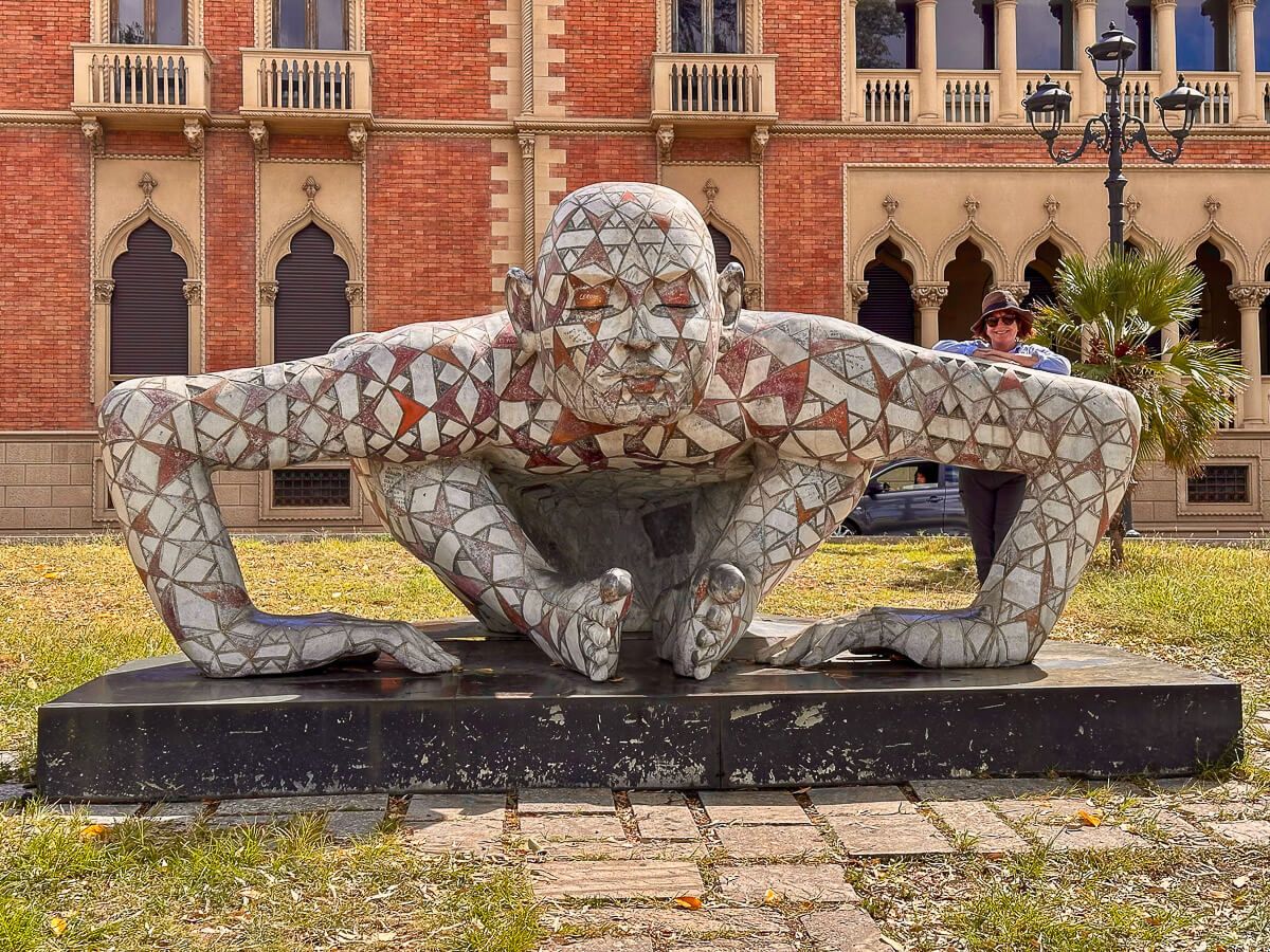 Moderne Skulptur einer Frau vor einem Palazzo
