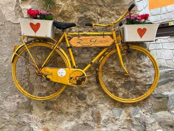 Fischerviertel von Scilla: ein buntes Fahrrad als Wegweiser zu einem Restaurant