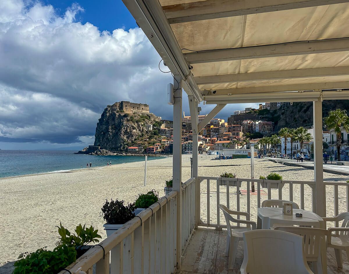 Blick vom Strandkiosk auf die Burg von Scilla