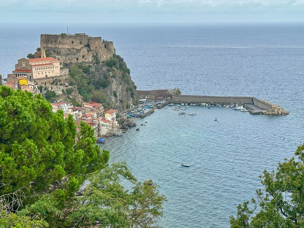 Blick aus der oberen Etage von Scilla auf die Burg und den Fischerort 