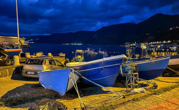 Fischerviertel von Scilla: Boote bei Nacht am kleinen Hafen