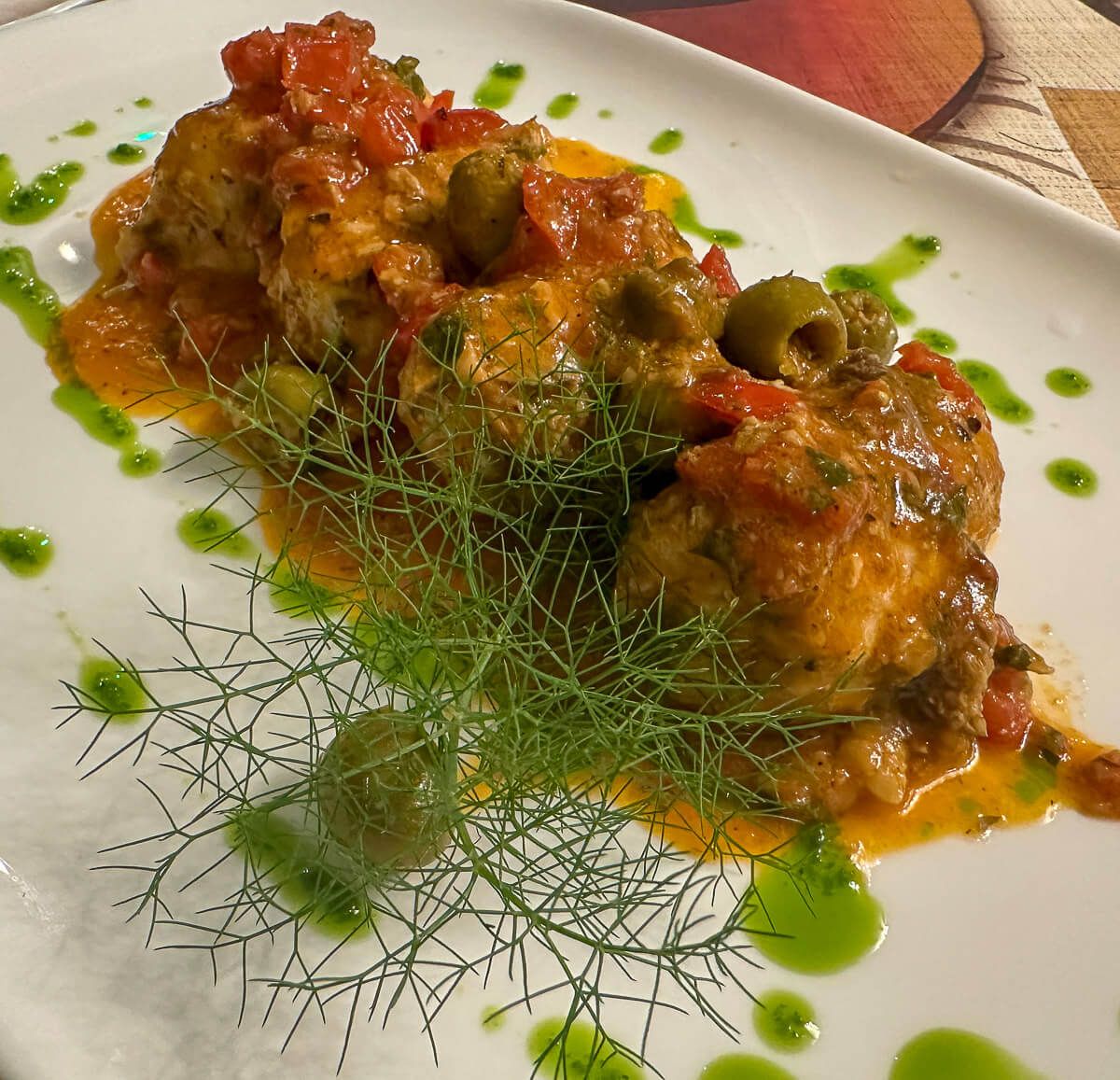 Involtini auf dem Teller mit Olivensauce