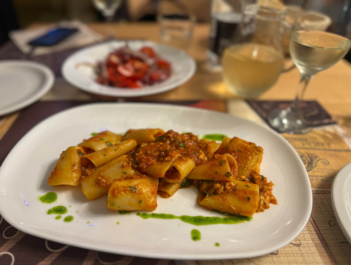 Pasta mit Sauce auf einem Teller