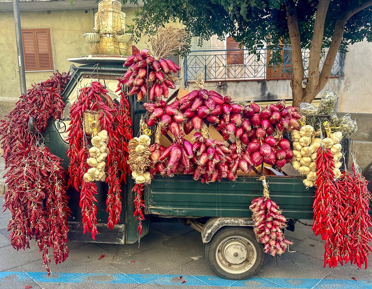 Kleiner LKW mit roten Zwiebeln und Chilschoten