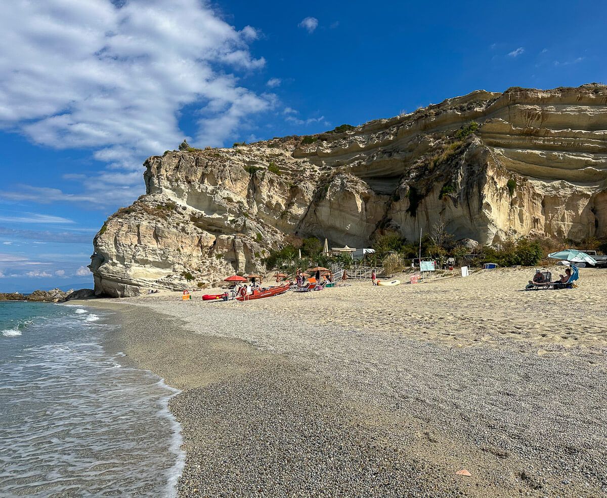 Strand vor einem Felsen